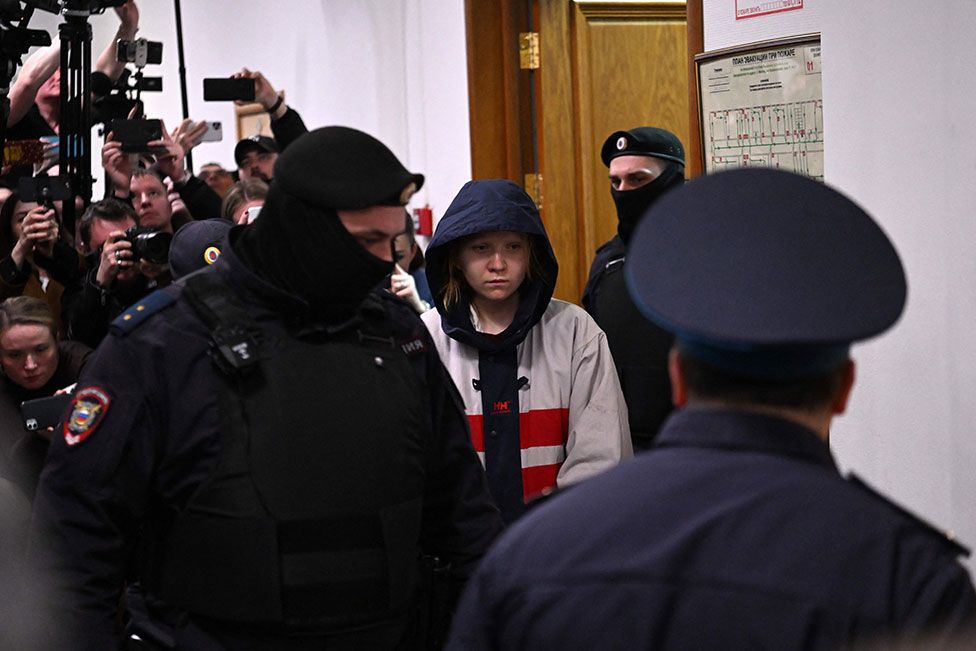 Darya Trepova, e dyshuar për vrasjen e blogerit rus pro-luftës Vladlen Tatarsky, është shoqëruar brenda Gjykatës së Qarkut Basmanny për seancën e saj të paraburgimit në Moskë, Rusi, më 4 prill 2023.