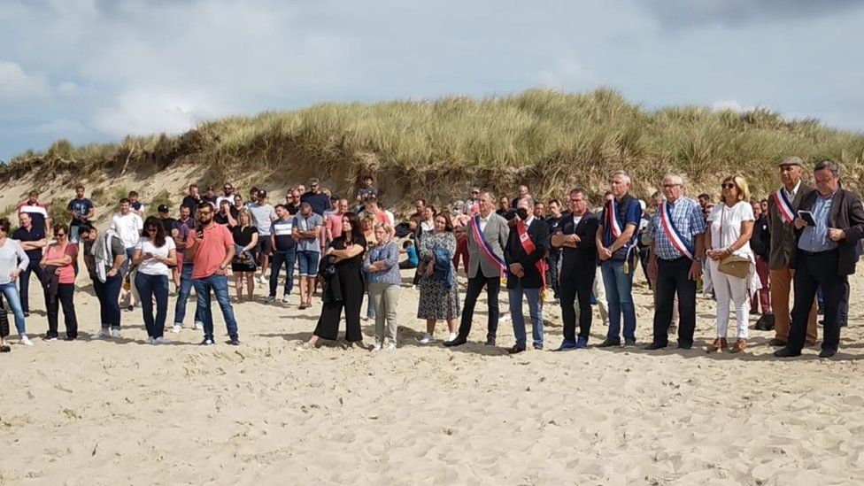 Люди собрались на пляже Арманвиль в Нормандии