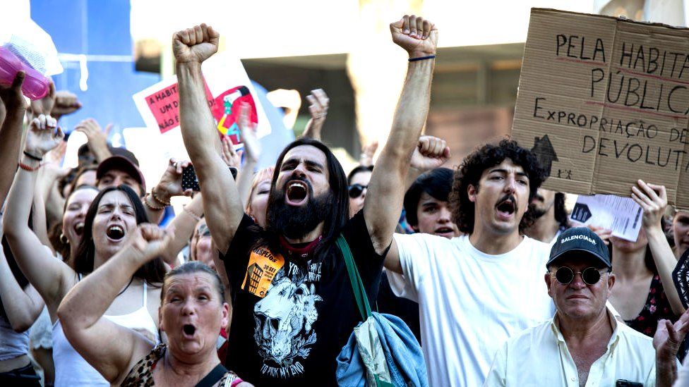 Люди протестуют за право на справедливое и доступное жилье в Порту, Португалия, 30 сентября 2023 года.