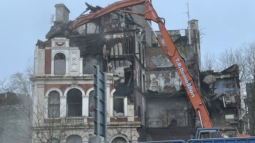 Grosvenor Hotel being demolished by a crane