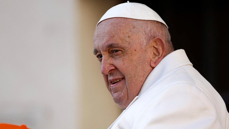 Папа Франциск прибывает на еженедельную общую аудиенцию на площади Святого Петра в Ватикане