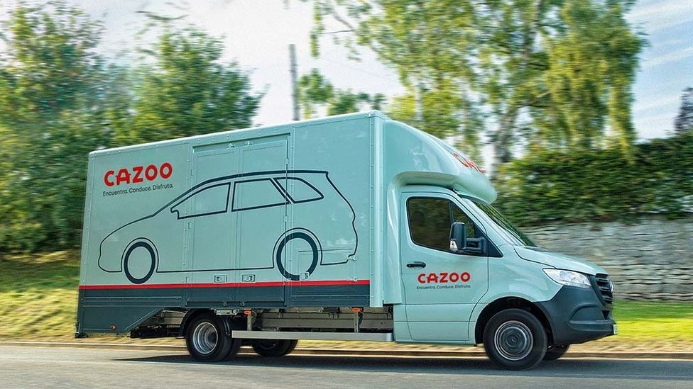 A Cazoo lorry