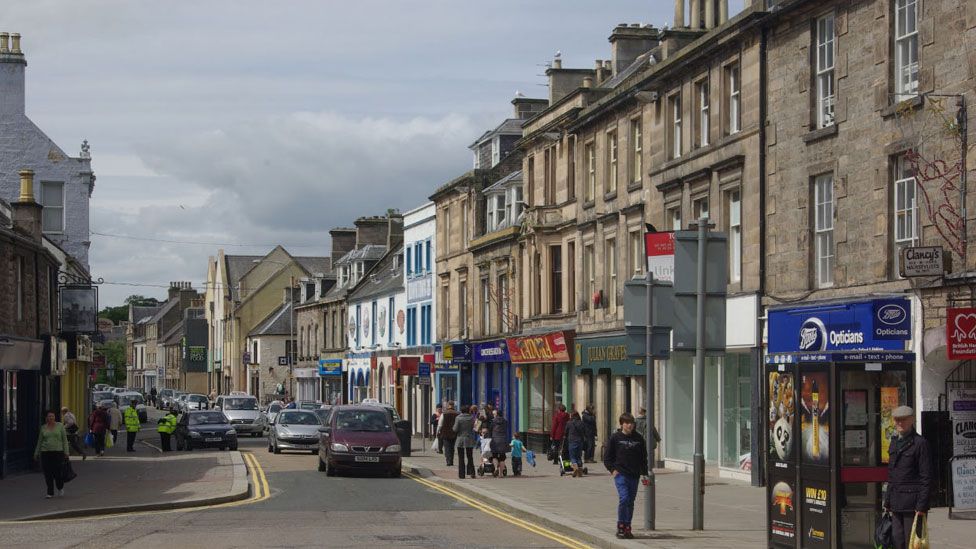 Gas leak shuts A96 between Elgin and Lhanbryde - BBC News