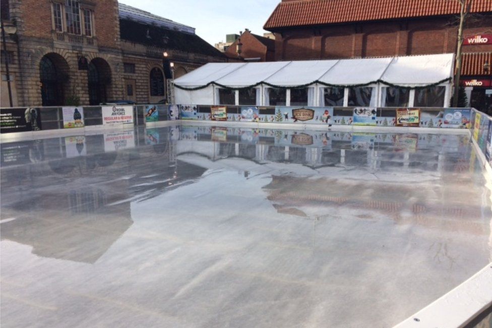 Lincoln's Christmas melted ice rink becomes giant puddle - BBC News