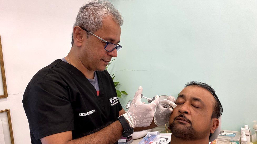 Доктор Сатиш Бхатиа, дерматолог и кожный хирург из Мумбаи