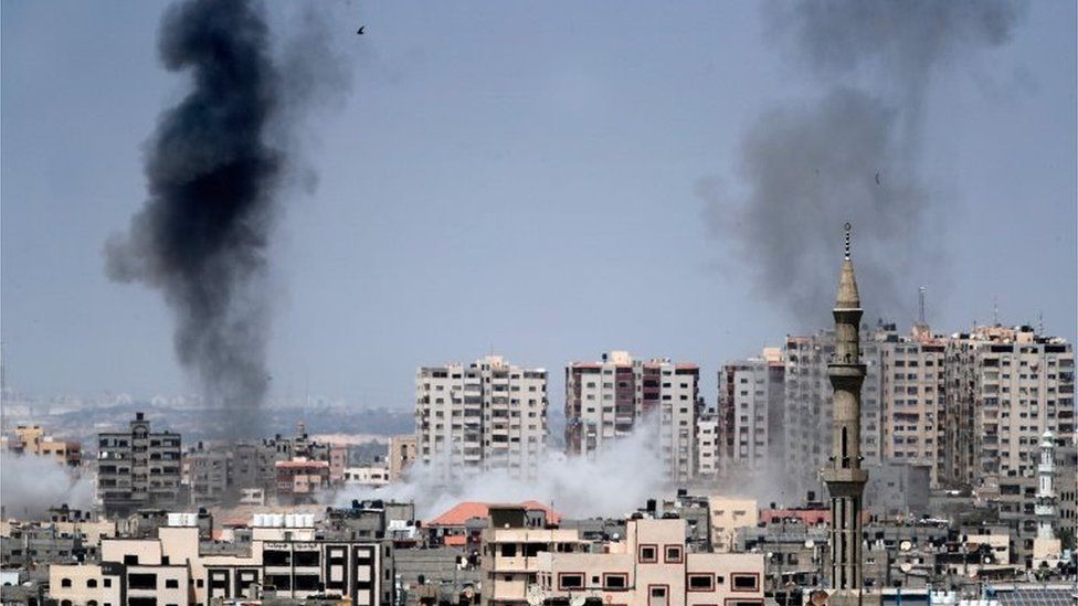 Smoke rises in Gaza after Israeli airstrikes (29/05/18)