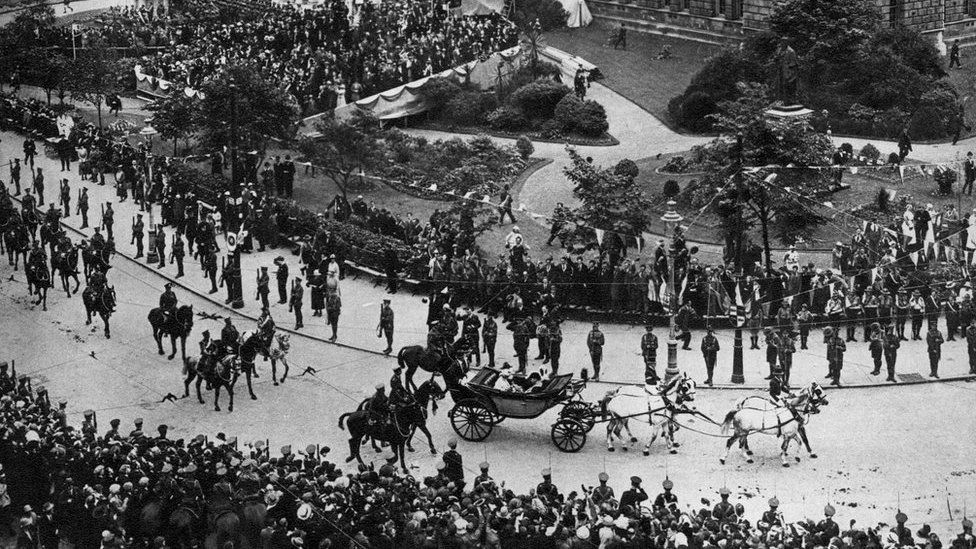 King George V's carriage outside Belfast City Hall in 1921