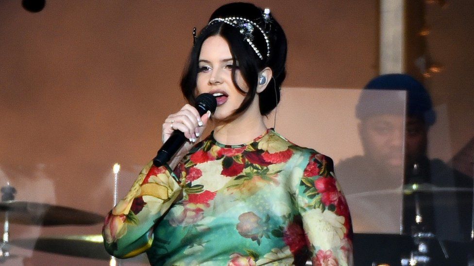 Lana Del Rey says sorry for truncated Glastonbury show - BBC News