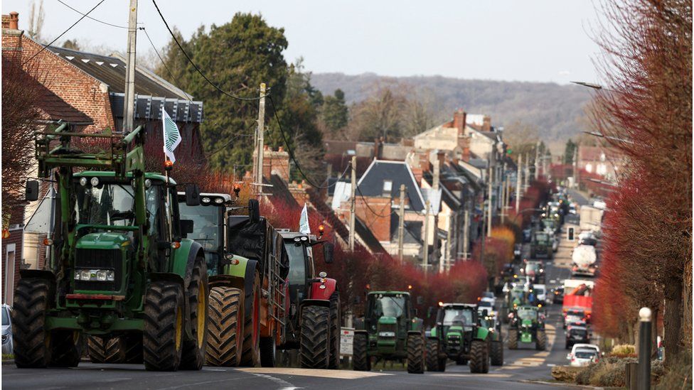 Tractors queue as French farmers try to reach Paris