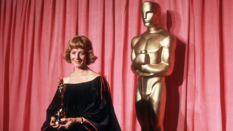 Vanessa Redgrave holding her Oscar