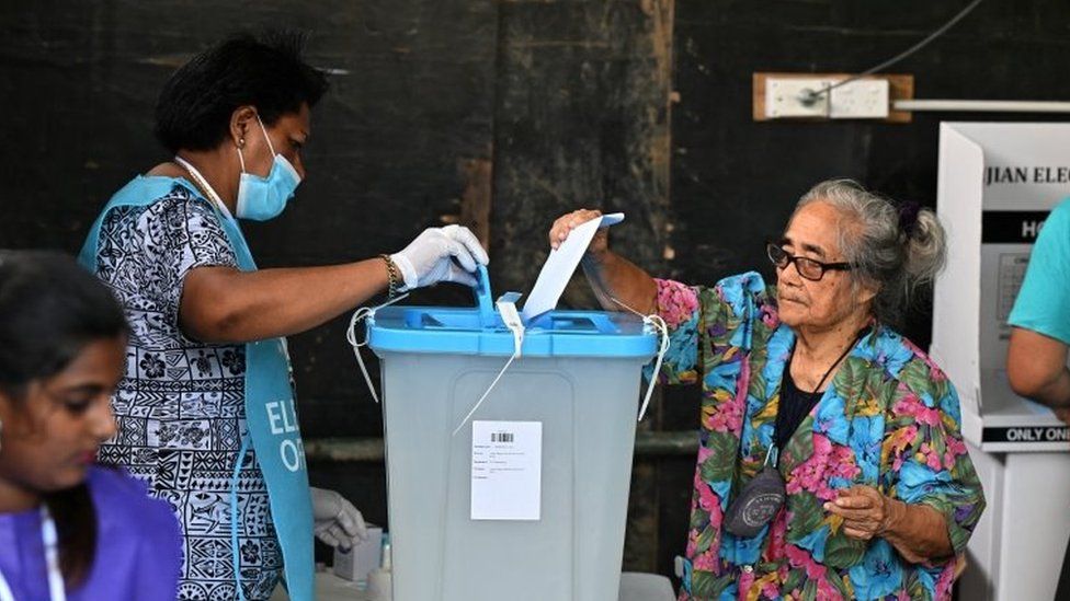 Люди голосуют на избирательном участке в Суве, Фиджи. Фото: 14 декабря 2022 г.