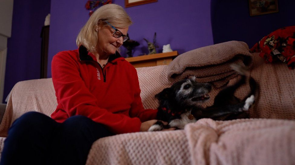 Alison Bailey avec un de ses chiens