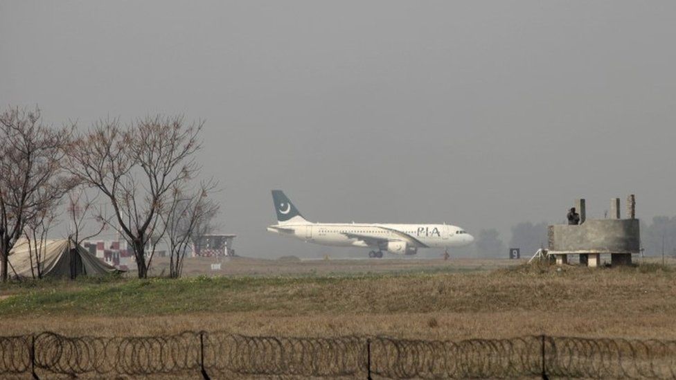 Самолет PIA готовится к взлету в международном аэропорту Беназир в Исламабаде - фото из файла