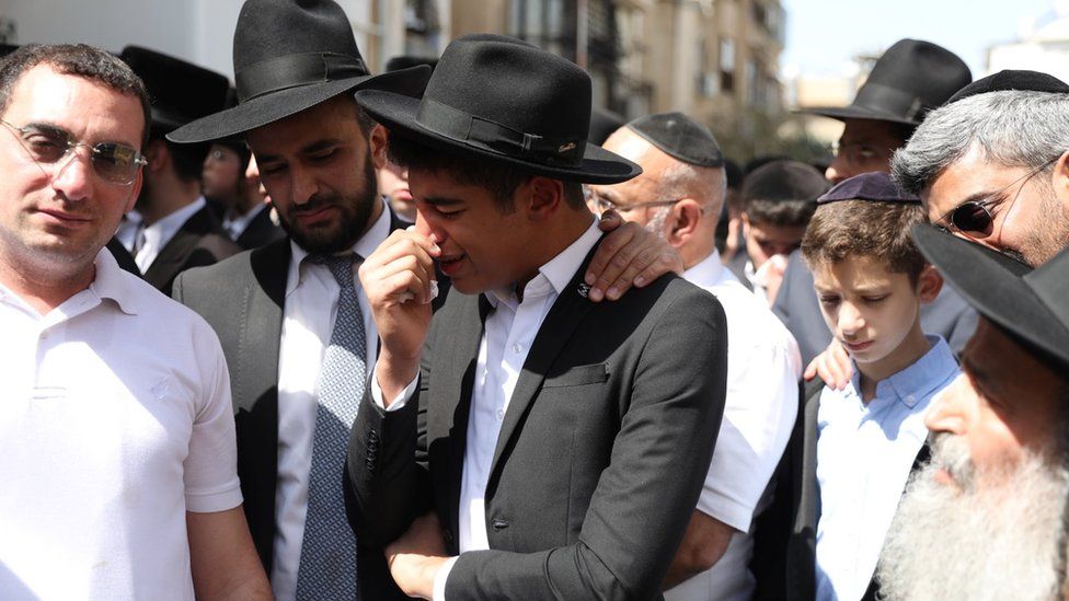 Люди скорбят на похоронах Яакова Шалома, 36-летнего отца пятерых детей, застреленного палестинским боевиком в Бней-Браке, пригороде израильского города Тель-Авив, (30 марта 2022 г.)
