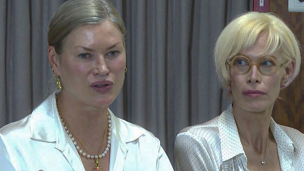 Бывшие модели Карре Саттон Отис и Лиза Амур отправились в Париж, чтобы дать французской полиции заявления о предполагаемых сексуальных домогательствах против их бывшего агента Джеральда Мари