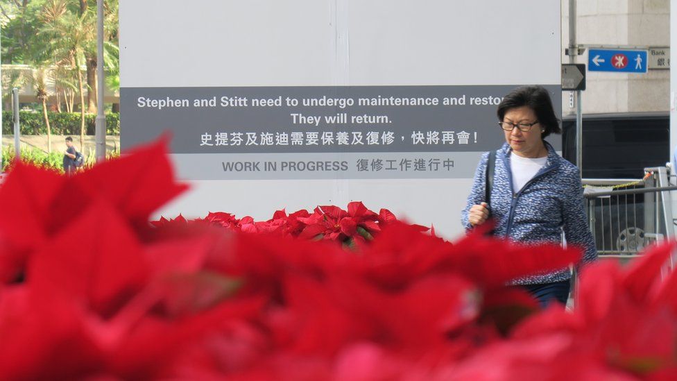 香港中环汇丰银行总行德辅道中一侧遭纵火的铜狮子被围板围封(3/1/2020)
