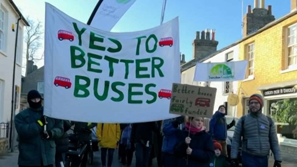 Partidarios de las propuestas con una pancarta de Sí a mejores autobuses