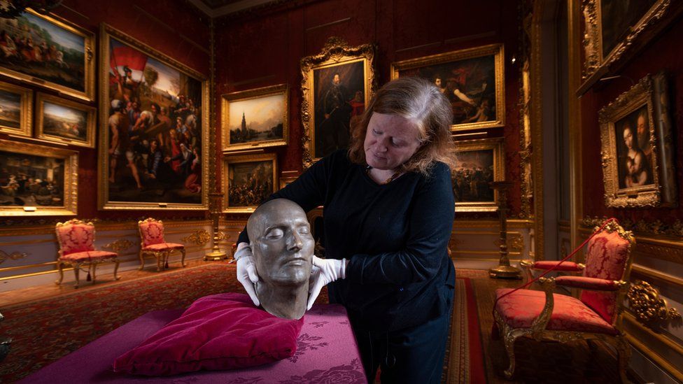 Apsley House: Napoleon bronze death mask restored - BBC News