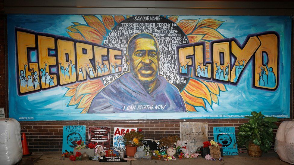 Вид на фреску Джорджа Флойда на 38-й улице и Чикаго-авеню за день до вступительных заявлений на суде над бывшим полицейским Дереком Човеном, которому предъявлены обвинения в убийстве в связи с смертью Джорджа Флойда, в Миннеаполисе, штат Миннесота, США, 28 марта. 2021.