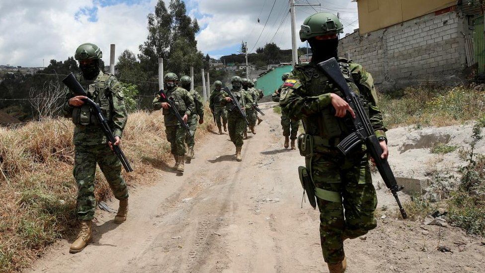 Солдаты патрулируют улицу перед воскресными президентскими выборами в Кито, Эквадор, 14 августа 2023 года.