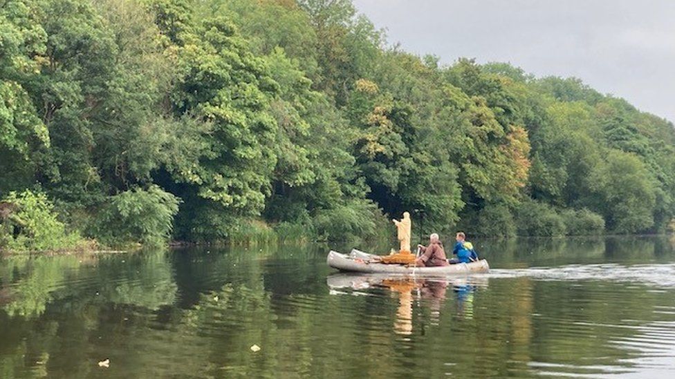 Virgin Mary statue begins River Wye pollution campaign - BBC News