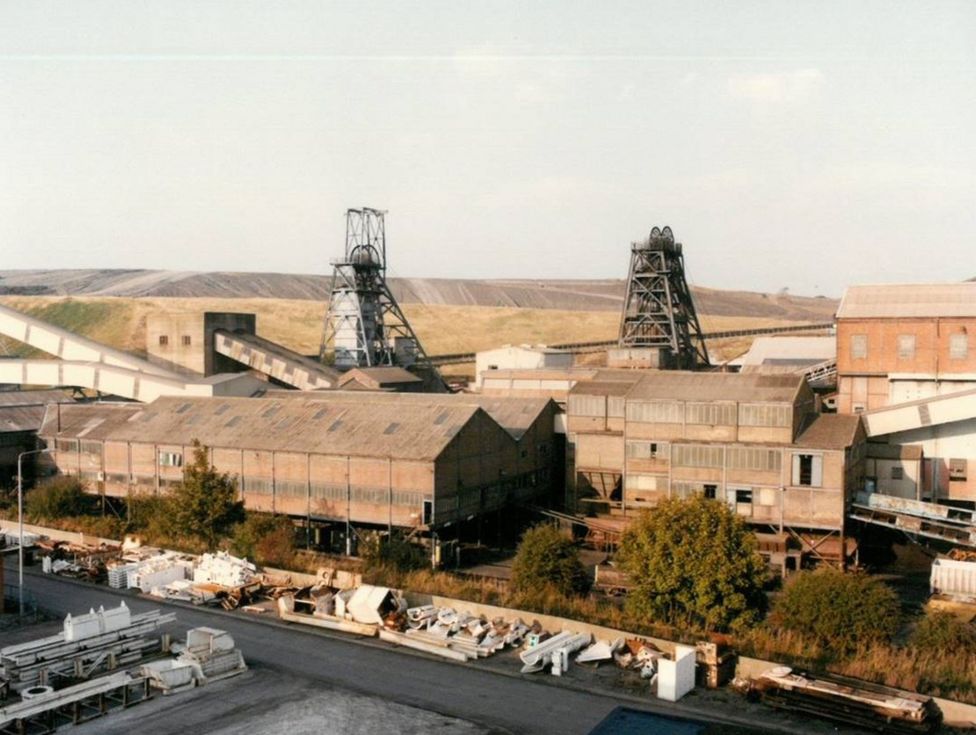 Gedling Colliery miners mark 25 years since pit closure - BBC News