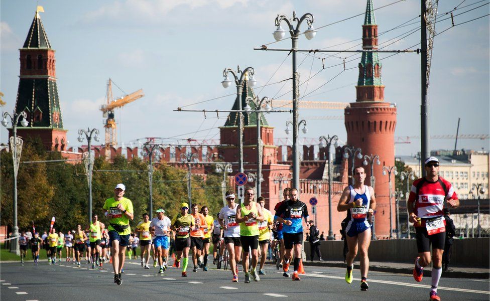 Бегуны проходят мимо Кремля во время Московского марафона