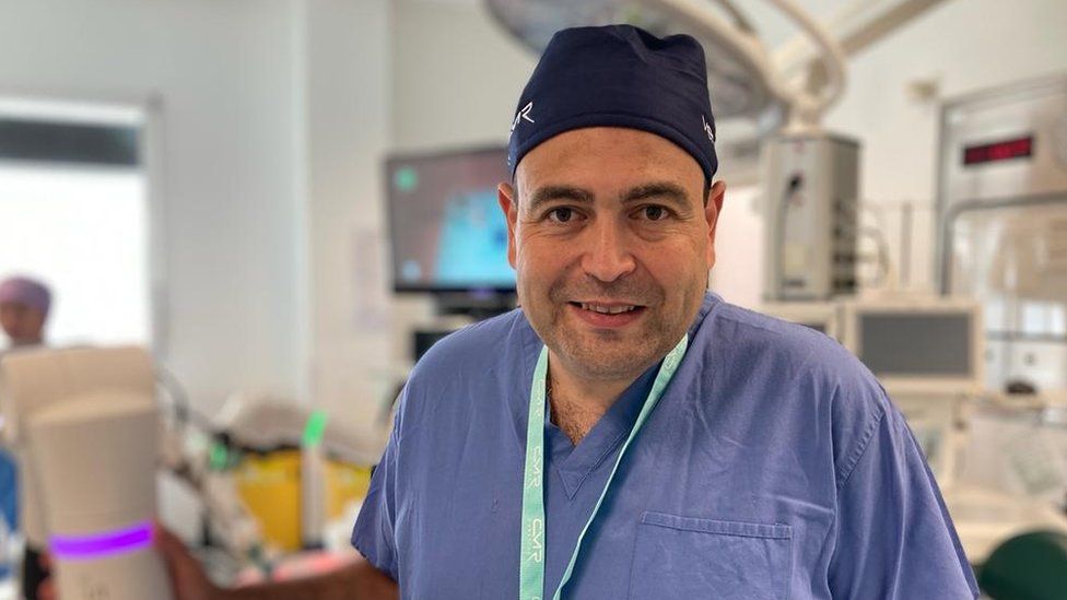 Anwar Owais in der Chirurgie