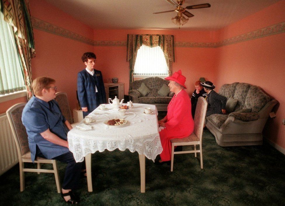 The Queen joined Mrs Susan McCarron (front left ) her ten-year-old son, James and Housing Manager Liz McGinniss for tea in their home in the Castlemilk area of Glasgow. 7 July 1999.