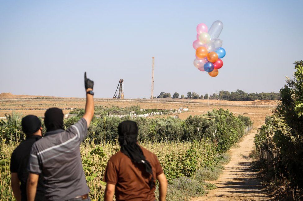 Палестинцы запускают воздушные шары с зажигательными устройствами, прикрепленными к Израилю - на фото 25 августа 2020 года