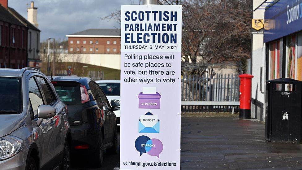 Une affiche à Édimbourg annonçant l'élection du Parlement écossais qui se tiendra le 6 mai et des alternatives au vote en personne, y compris le vote par correspondance,