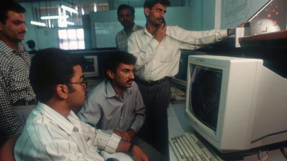 Сотрудники Infosys используют компьютеры для выполнения своих работа 12 марта 1996 г. в Бангалоре, Индия Бангалор, в котором проживает более 6 миллионов человек с процветающим бизнес-центром, считается ИТ-столицей Индии и часто называется «Силиконовой долиной Индии» из-за высокой концентрации программного обеспечения, связанного с технологиями.