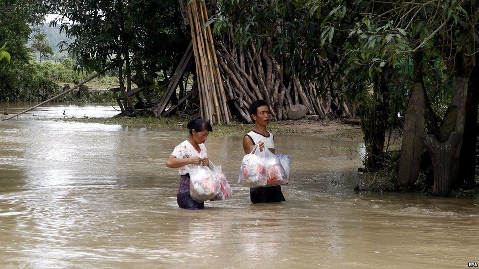 Flood victims of KanGyi village receive aid from locals on 21 July