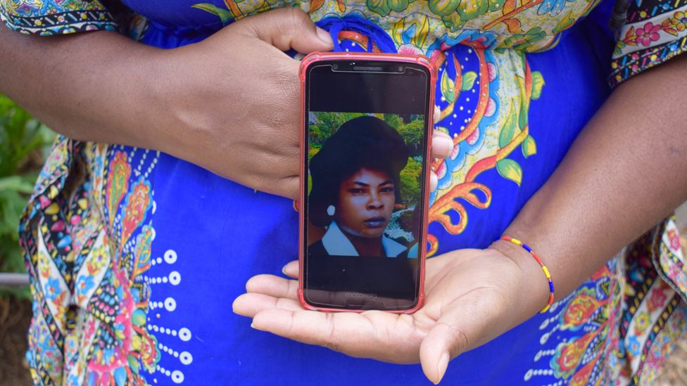 Yolanda Perea shows a photograph of her mother on her mobile phone