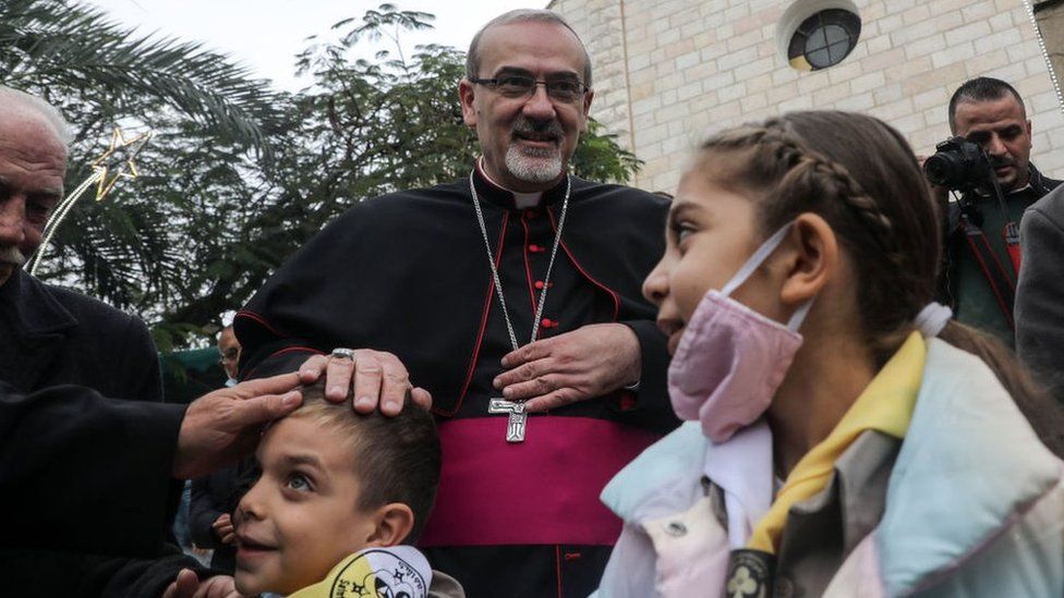 Латинский Патриарх Иерусалима Пьербаттиста Пиццабалла прибывает, чтобы провести мессу в церкви Святого Семейства в городе Газа (17 декабря 2021 г.)