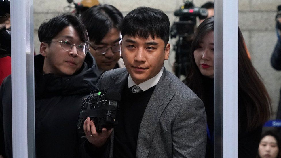 Lee Seung-hyun (centre), better known as Seungri, arrives in court. Photo: 13 January 2020