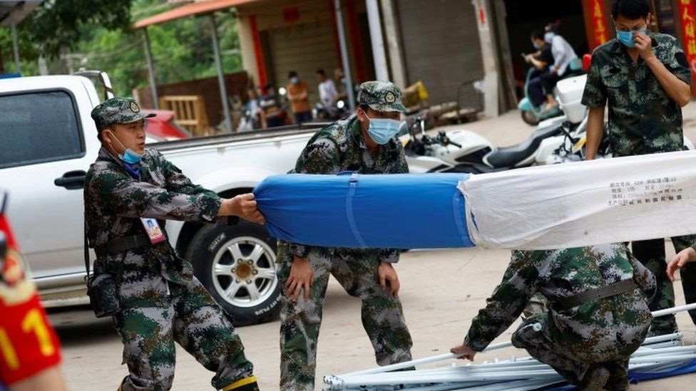Солдаты устанавливают палатки на оперативной базе по поиску выживших с рейса MU5735
