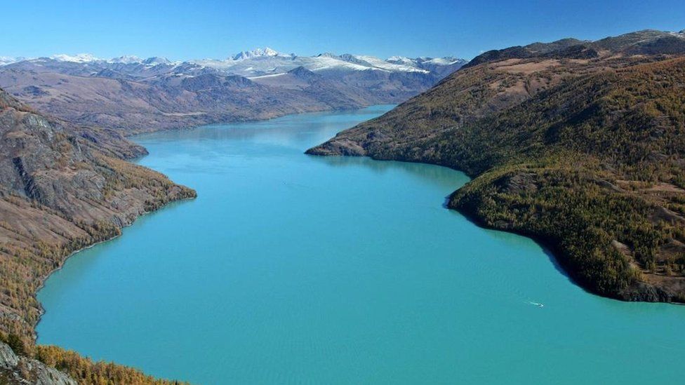 Hồ Kanas là ở tỉnh Tân Cương của Trung Quốc, gần biên giới Kazakhstan, Nga và Mông Cổ