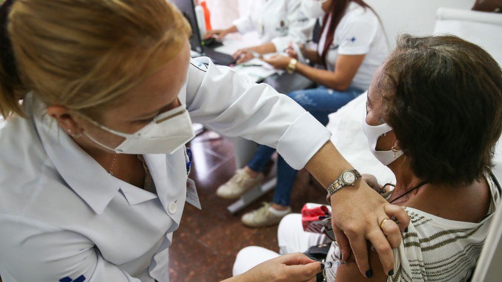 Пожилой человек получит прививку 15 марта 2021 года в Сан-Паулу, Бразилия