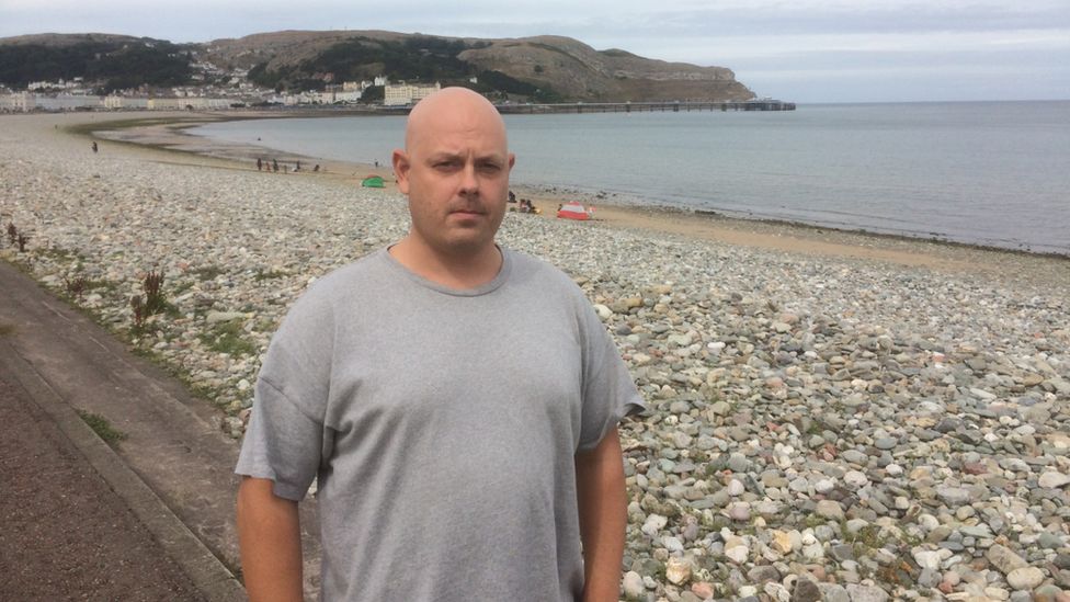 Drunken Facebook message aids Llandudno man's battle - BBC News