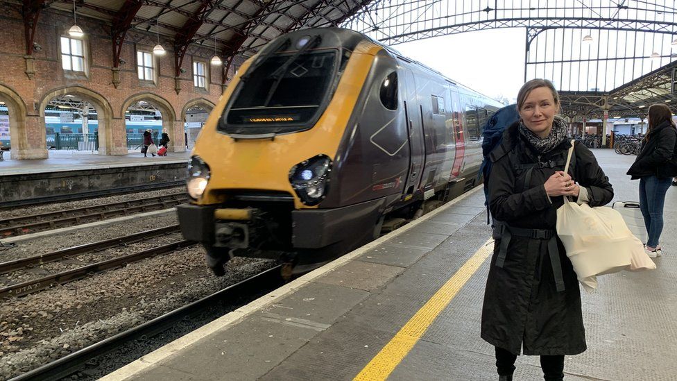 Мэгги на вокзале Бристоль по пути в Эдинбург