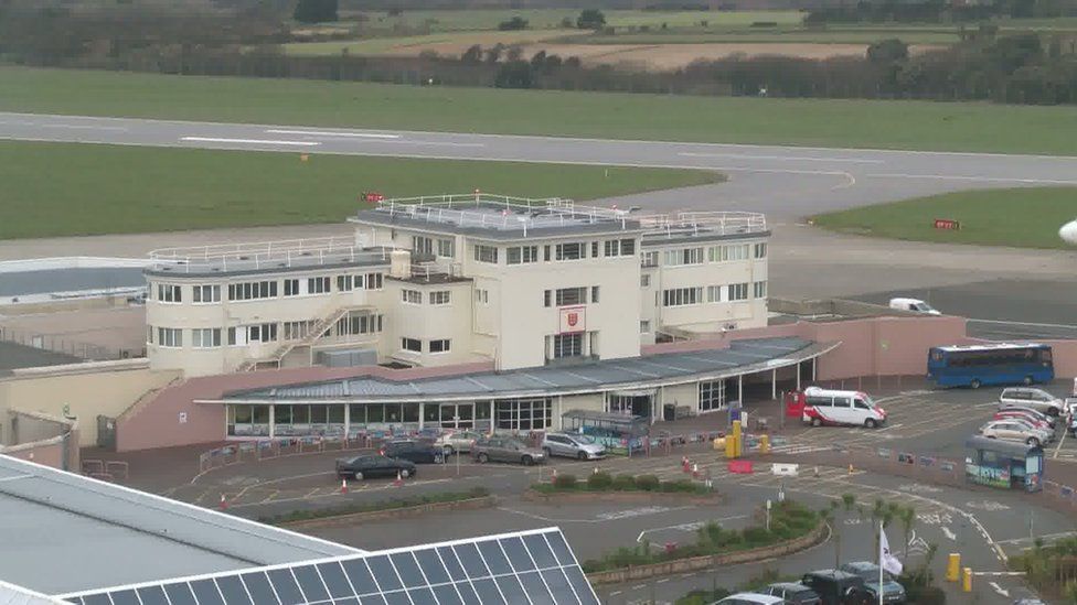 acerca de Sofocar juntos Jersey's 1937 airport arrivals hall to be demolished - BBC News