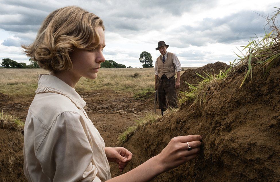 Carey Mulligan as Edith Pretty and Ralph Fiennes as Basil Brown in The Dig