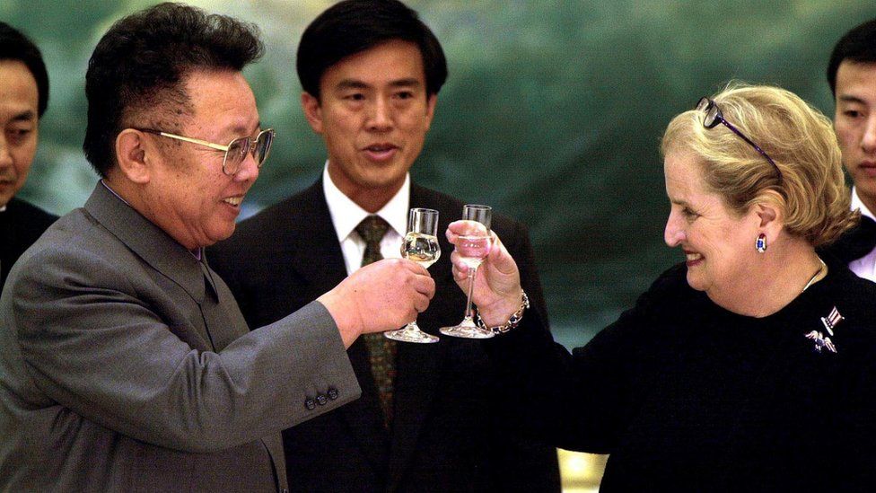 Лидер Северной Кореи Ким Чен Ир (слева) произносит тост за госсекретаря США Мадлен Олбрайт на ужине в Пхеньяне 24 октября 2000 года.