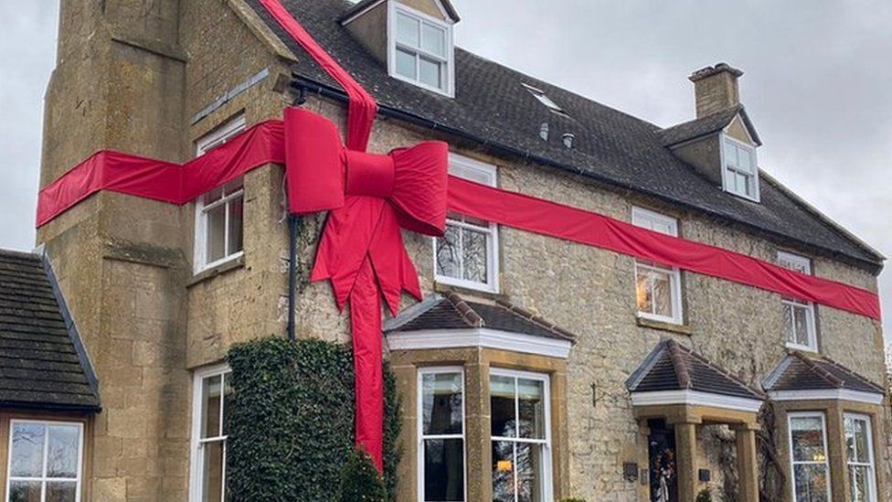 Whittlesford home owner 'gift-ties' house for some seasonal cheer - BBC News