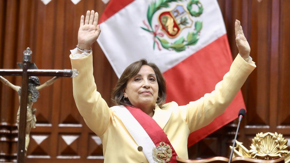 Дина Болуарте приветствует членов Конгресса после приведения к присяге в качестве нового президента Перу. Фото: 7 декабря 2022 г.