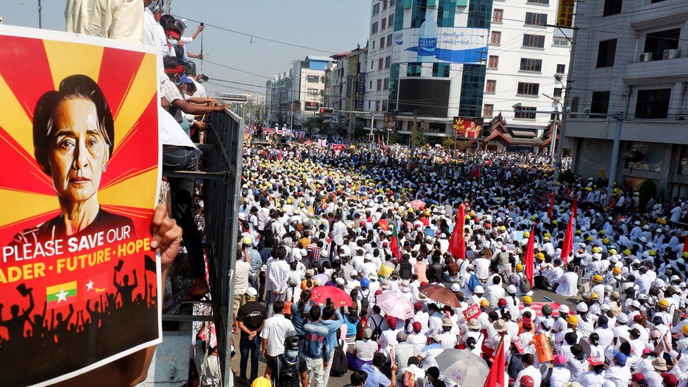 Demonstran memprotes kudeta militer di Mandalay, Myanmar, 22 Februari 2021.