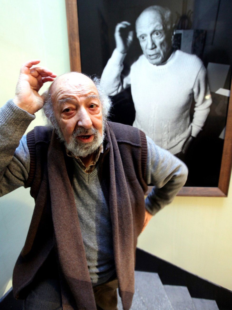 Ara Guler with a photograph of the Spanish artist Pablo Picasso in 2012