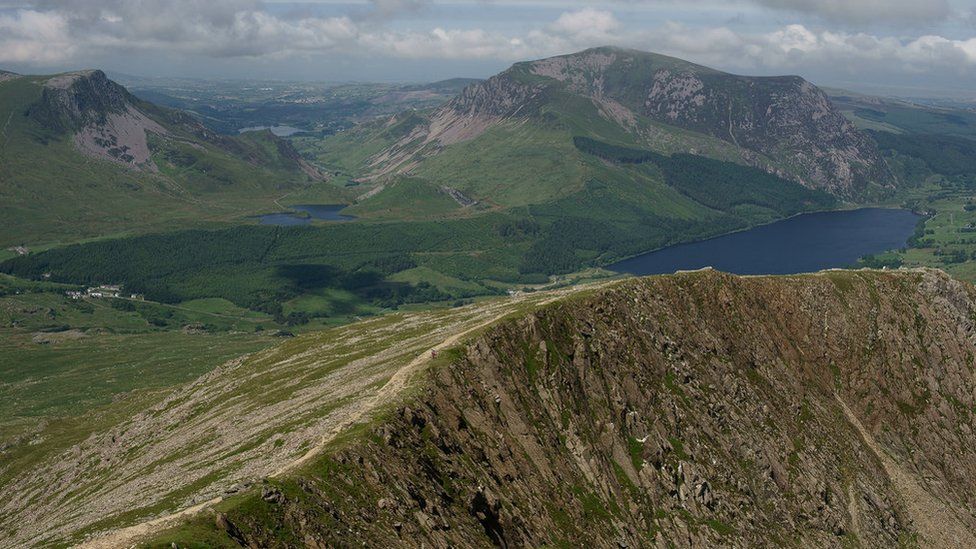 Looking down to the Llechog ridge, and the distant Llyn Cwellyn lake