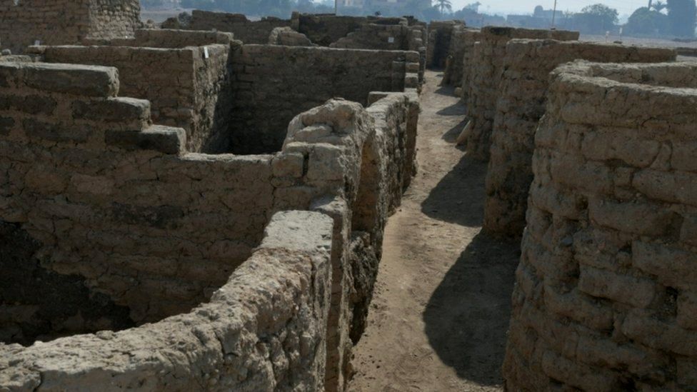 A new archaeological discovery is seen in Lυxor, Egypt